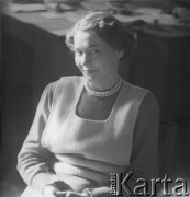 Po 1952, Warszawa, Polska.
Irena Gembicka, dziennikarka gazety „Gromada-Rolnik Polski”.
Fot. Jerzy Konrad Maciejewski, zbiory Ośrodka KARTA
