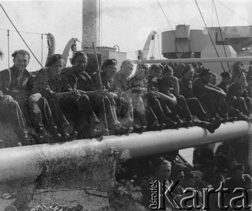 Lipiec 1946, Edynburg, Szkocja, Wielka Brytania.
Żołnierze Polskich Sił Zbrojnych na Zachodzie na pokładzie statku MS Sobieski czekają na wyjazd do Polski.
Fot. Jerzy Konrad Maciejewski, zbiory Ośrodka KARTA