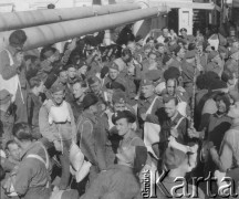 Lipiec 1946, Edynburg, Szkocja, Wielka Brytania.
Żołnierze Polskich Sił Zbrojnych na Zachodzie czekają na wyjazd do Polski na pokładzie statku MS Sobieski w porcie Leith. Na zdjęciu żołnierze trzymają kamizelki ratunkowe.
Fot. Jerzy Konrad Maciejewski, zbiory Ośrodka KARTA