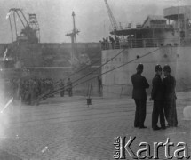 Lipiec 1946, Edynburg, Szkocja, Wielka Brytania.
Statek MS Sobieski w porcie Leith przed wypłynięciem do Polski. Na jego pokładzie czekają żołnierze Polskich Sił Zbrojnych na Zachodzie na powrót do Polski. Na pierwszym planie stoją prawdopodobnie szkoccy policjanci.
Fot. Jerzy Konrad Maciejewski, zbiory Ośrodka KARTA