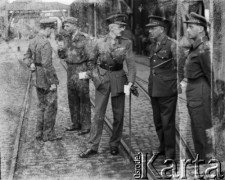 Lipiec 1946, Edynburg, Szkocja, Wielka Brytania.
Dowódca polskich żołnierzy wracających do Polski na statku MS Sobieski rozmawia z oficerem angielskim.
Fot. Jerzy Konrad Maciejewski, zbiory Ośrodka KARTA