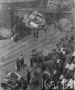 Lipiec 1946, Edynburg, Szkocja, Wielka Brytania.
Załadunek bagaży należących do polskich żołnierzy na statek SM Sobieski.
Fot. Jerzy Konrad Maciejewski, zbiory Ośrodka KARTA