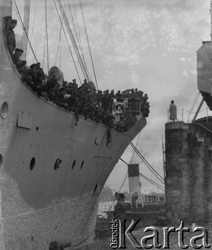 Lipiec 1946, Edynburg, Szkocja, Wielka Brytania.
Żołnierze Polskich Sił Zbrojnych na Zachodzie na pokładzie statku MS Sobieski w porcie Leith przed wypłynięciem do Polski.  
Fot. Jerzy Konrad Maciejewski, zbiory Ośrodka KARTA