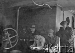 Po 28.12.1939, brak miejsca.
Żołnierze podczas obierania ziemniaków na statku S/S Warszawa. Okręt płynie do Francji, gdzie formowane jest Wojsko Polskie.
Fot. Jerzy Konrad Maciejewski, zbiory Ośrodka KARTA