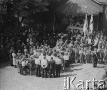 3.05.1946, Roubaix, Francja. 
Żołnierze Polskich Sił Zbrojnych na Zachodzie oraz ludność polska podczas uroczystych obchodów  rocznicy uchwalenia Konstytucji 3 maja oraz prawdopodobnie poświęcenia Domu Polskiego.
Fot. Jerzy Konrad Maciejewski, zbiory Ośrodka KARTA