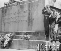 3.05.1946, Roubaix, Francja. 
Żołnierze 2. Dywizji Strzelców Pieszych robią zdjęcia uczestnikom uroczystości poświęcenia Domu Polskiego, stojąc przy pomniku ofiar I wojny światowej.
Fot. Jerzy Konrad Maciejewski, zbiory Ośrodka KARTA