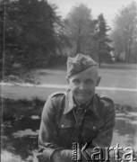 3.05.1946, Roubaix, Francja. 
Sierż. Jerzy Konrad Maciejewski z 2. Dywizji Strzelców Pieszych podczas spaceru po parku.
Fot. NN, kolekcja Jerzego Konrada Maciejewskiego, zbiory Ośrodka KARTA