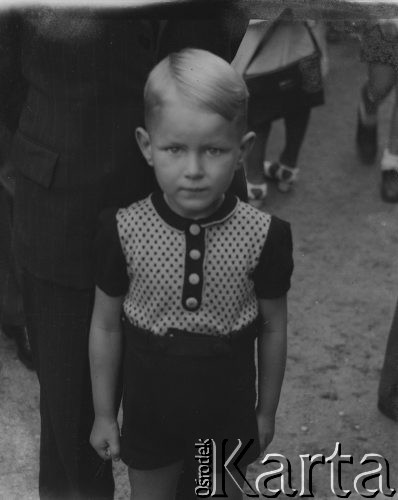 3.05.1946, Roubaix, Francja. 
Chłopczyk podczas uroczystości  rocznicy uchwalenia Konstytucji 3 maja oraz prawdopodobnie poświęcenia Domu Polskiego.
Fot. Jerzy Konrad Maciejewski, zbiory Ośrodka KARTA