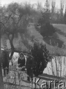 3.05.1946, Roubaix, Francja. 
Kobieta z żołnierzami Polskich Sił Zbrojnych na Zachodzie spaceruje po parku.
Fot. Jerzy Konrad Maciejewski, zbiory Ośrodka KARTA