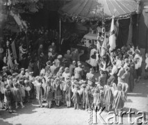 3.05.1946, Roubaix, Francja. 
Żołnierze Polskich Sił Zbrojnych na Zachodzie oraz polskie dziewczynki ubrane w stroje ludowe podczas uroczystych obchodów rocznicy uchwalenia Konstytucji 3 maja oraz prawdopodobnie poświęcenia Domu Polskiego.
Fot. Jerzy Konrad Maciejewski, zbiory Ośrodka KARTA