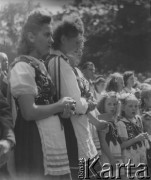 3.05.1946, Roubaix, Francja. 
Dziewczęta z polskiego stowarzyszenia, ubrane w stroje ludowe biorą udział w uroczystościach rocznicy uchwalenia Konstytucji 3 maja oraz prawdopodobnie poświęcenia Domu Polskiego.
Fot. Jerzy Konrad Maciejewski, zbiory Ośrodka KARTA