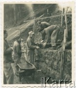 Styczeń 1944, Sarnen, Szwajcaria. 
Internowani żołnierze z 2. Dywizji Strzelców Pieszych buduj drogę w górach. W obozie żołnierze przebywali w latach 1943-1945. W trakcie pobytu byli zobowiązani do pracy w różnych gałęziach szwajcarskiej gospodarki. 
Fot. Jerzy Konrad Maciejewski, zbiory Ośrodka KARTA