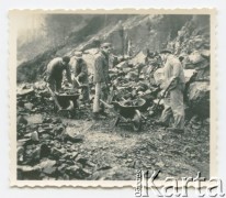 Styczeń 1944, Sarnen, Szwajcaria.
Internowani żołnierze z 2. Dywizji Strzelców Pieszych na terenie budowy drogi w górach. W obozie żołnierze przebywali w latach 1943-1945, pracując na rzecz szwajcarskiej gospodarki.
Fot. Jerzy Konrad Maciejewski, zbiory Ośrodka KARTA