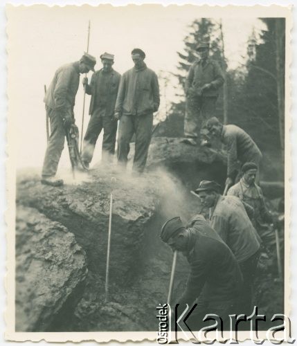 Styczeń 1944, Sarnen, Szwajcaria.
Internowani żołnierze z 2. Dywizji Strzelców Pieszych budują drogę w górach. W obozie żołnierze przebywali w latach 1943-1945, pracując na rzecz szwajcarskiej gospodarki.
Fot. Jerzy Konrad Maciejewski, zbiory Ośrodka KARTA