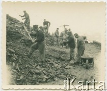 Styczeń 1944, Sarnen, Szwajcaria.
Internowani żołnierze z 2. Dywizji Strzelców Pieszych budują drogę w górach. W obozie żołnierze przebywali w latach 1943-1945, pracując na rzecz szwajcarskiej gospodarki.
Fot. Jerzy Konrad Maciejewski, zbiory Ośrodka KARTA