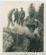 Styczeń 1944, Sarnen, Szwajcaria.
Internowani żołnierze z 2. Dywizji Strzelców Pieszych podczas pracy przy budowie drogi w górach. W obozie żołnierze przebywali w latach 1943-1945. W trakcie pobytu byli zobowiązani do pracy w różnych gałęziach szwajcarskiej gospodarki. 
Fot. Jerzy Konrad Maciejewski, zbiory Ośrodka KARTA