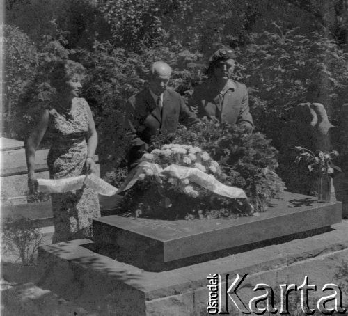Prawdopodobnie 1948, Warszawa, Polska.
Kobieta oraz dwóch mężczyzn układają wieniec na grobie gen. Bronisława Prugara-Ketlinga, dowódcy 2. Dywizji Strzelców Pieszych. Generał zmarł 18.02.1948 r., został pochowany na Cmentarzu Wojskowym na Powązkach. 1. z prawej stoi mjr Antoni Ślosarczyk.
Fot. Jerzy Konrad Maciejewski, zbiory Ośrodka KARTA