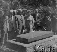Prawdopodobnie 1948, Warszawa, Polska.
Zdemobilizowani żołnierze 2. Dywizji Strzelców Pieszych odwiedzają grób gen. Bronisława Prugara-Ketlinga na Cmentarzu Wojskowym na Powązkach. 3. z lewej stoi mjr Antoni Ślosarczyk.
Fot. Jerzy Konrad Maciejewski, zbiory Ośrodka KARTA