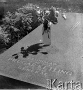 Prawdopodobnie 1948, Warszawa, Polska.
Płyta nagrobna gen. Bronisława Prugara-Ketlinga, dowódcy 2. Dywizji Strzelców Pieszych, na Cmentarzu Wojskowym na Powązkach. Generał zmarł 18.02.1948 r.
Fot. Jerzy Konrad Maciejewski, zbiory Ośrodka KARTA