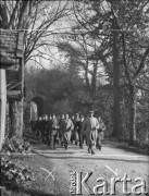 Styczeń 1940, Bressuire, Francja.
Żołnierze 5 Małopolskiego Pułku Strzelców Pieszych 2. Dywizji Strzelców Pieszych idą zwiedzać miejscowy zamek.
Fot. Jerzy Konrad Maciejewski, zbiory Ośrodka KARTA