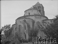 1940, Saint-Jouin-de-Marnes, Francja.
Żołnierz 2. Dywizji Strzelców Pieszych pozuje na tle XII-wiecznego kościoła św. Jana Ewangelisty.
Fot. Jerzy Konrad Maciejewski, zbiory Ośrodka KARTA
