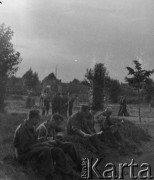 1940, Saint-Jouin-de-Marnes, Francja.
Żołnierze 5 Małopolskiego Pułku Strzelców Pieszych 2. Dywizji Strzelców Pieszych podczas odpoczynku. Część z nich je posiłek, pozostali czytają gazety.
Fot. Jerzy Konrad Maciejewski, zbiory Ośrodka KARTA
