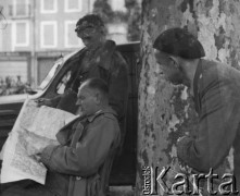 Czerwiec 1940, Saint-Loup-sur-Semouse, Francja.
Łącznik pułkowy por. Sobieniak (1. z lewej) składa raport dowódcy 5 Małopolskiego Pułku Strzelców Pieszych z 2. Dywizji Strzelców Pieszych, ppłk Bronisławowi Kowalczewskiemu (siedzi w środku, trzyma mapę w ręku).
Fot. Jerzy Konrad Maciejewski, zbiory Ośrodka KARTA