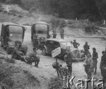 Czerwiec 1940, Fontaine-lès-Luxeuil, Francja.
Żołnierze 5 Małopolskiego Pułku Strzelców Pieszych 2. Dywizji Strzelców Pieszych w drodze na front francusko-niemiecki. Na zdjęciu żołnierze odpoczywają podczas postoju.
Fot. Jerzy Konrad Maciejewski, zbiory Ośrodka KARTA