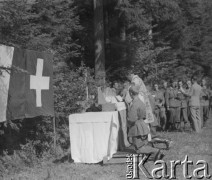 Lato 1940, Weier im Emmental, Szwajcaria.
Ksiądz odprawia mszę świętą dla żołnierzy internowanych w Szwajcarii. Przy ołtarzu ustawionym obok flagi polskiej i szwajcarskiej klęczy żołnierz 2. Dywizji Strzelców Pieszych.
Fot. Jerzy Konrad Maciejewski, zbiory Ośrodka KARTA