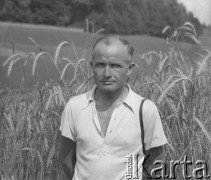 Lato 1940, Weier im Emmental, Szwajcaria.
Internowany sierż. Jerzy Konrad Maciejewski, żołnierz 2. Dywizji Strzelców Pieszych podczas pracy przy żniwach u szwajcarskiej rodziny.
Fot. NN, kolekcja Jerzego Konrada Maciejewskiego, zbiory Ośrodka KARTA