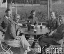 Lato 1940, Weier im Emmental, Szwajcaria.
Internowani żołnierze z 2. Dywizji Strzelców Pieszych siedzą w kawiarni.
Fot. Jerzy Konrad Maciejewski, zbiory Ośrodka KARTA