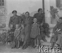 Lato 1940, Weier im Emmental, Szwajcaria.
Żołnierze z 2. Dywizji Strzelców Pieszych pozują do zdjęcia ze szwajcarskimi dziećmi.
Fot. Jerzy Konrad Maciejewski, zbiory Ośrodka KARTA