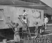 Lato 1940, Weier im Emmental, Szwajcaria.
Żołnierze 2. Dywizji Strzelców Pieszych, internowani w Szwajcarii, podczas pracy przy malowaniu wagonów pociągowych.
Fot. Jerzy Konrad Maciejewski, zbiory Ośrodka KARTA