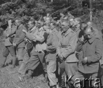 Lato 1940, Weier im Emmental, Szwajcaria.
Żołnierze 2. Dywizji Strzelców Pieszych modlą się podczas mszy polowej w obozie internowania.
Fot. Jerzy Konrad Maciejewski, zbiory Ośrodka KARTA