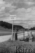 Lato 1940, Weier im Emmental, Szwajcaria.
Prawdopodobnie znak informujący o obozie dla internowanych polskich żołnierzy. 
Fot. Jerzy Konrad Maciejewski, zbiory Ośrodka KARTA