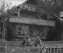 Lato 1940, Weier im Emmental, Szwajcaria.
Żołnierze 2. Dywizji Strzelców Pieszych, internowani w Szwajcarii, bawią się z psem. Z tyłu stoi stary spichlerz.
Fot. Jerzy Konrad Maciejewski, zbiory Ośrodka KARTA