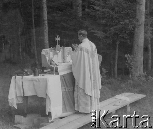 Lato 1940, Weier im Emmental, Szwajcaria.
Ksiądz stoi przy ołtarzu podczas mszy polowej dla internowanych żołnierzy 2. Dywizji Strzelców Pieszych.
Fot. Jerzy Konrad Maciejewski, zbiory Ośrodka KARTA