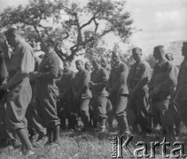 Lato 1940, Weier im Emmental, Szwajcaria.
Żołnierze 2. Dywizji Strzelców Pieszych, internowani w Szwajcarii, modlą się podczas mszy polowej.
Fot. Jerzy Konrad Maciejewski, zbiory Ośrodka KARTA