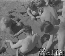 Lato 1940, Weier im Emmental, Szwajcaria.
Internowani żołnierze 2. Dywizji Strzelców Pieszych grają w karty.
Fot. Jerzy Konrad Maciejewski, zbiory Ośrodka KARTA