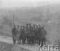 Lato 1940, Weier im Emmental, Szwajcaria.
Internowani żołnierze 2. Dywizji Strzelców Pieszych podczas wycieczki po okolicy. 1. z prawej stoi prawdopodobnie żołnierz francuski.
Fot. Jerzy Konrad Maciejewski, zbiory Ośrodka KARTA