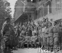 Lato 1940, Weier im Emmental, Szwajcaria.
Żołnierze 2. Dywizji Strzelców Pieszych internowani w szwajcarskim obozie. Na ławce w środku siedzi oficer francuski.
Fot. Jerzy Konrad Maciejewski, zbiory Ośrodka KARTA