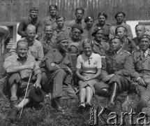 Lato 1940, Weier im Emmental, Szwajcaria.
Żołnierze 2. Dywizji Strzelców Pieszych pozują do zdjęcia ze Szwajcarką.
Fot. Jerzy Konrad Maciejewski, zbiory Ośrodka KARTA