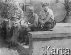 Lato 1940, Weier im Emmental, Szwajcaria.
Żołnierze z 2. Dywizji Strzelców Pieszych siedzą na murku przed domem. Od lewej: plut. Ławniczak, plut. Molenda (?) i sierż. Jerzy Konrad Maciejewski.
Fot. NN, kolekcja Jerzego Konrada Maciejewskiego, zbiory Ośrodka KARTA