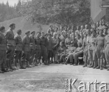 Lato 1940, Weier im Emmental, Szwajcaria.
Żołnierze 2. Dywizji Strzelców Pieszych internowani w szwajcarskim obozie. Na ławce w środku siedzi oficer francuski.
Fot. Jerzy Konrad Maciejewski, zbiory Ośrodka KARTA