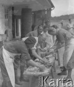 Lato 1940, Weier im Emmental, Szwajcaria.
Internowani żołnierze 2. Dywizji Strzelców Pieszych piorą swoje rzeczy.
Fot. Jerzy Konrad Maciejewski, zbiory Ośrodka KARTA