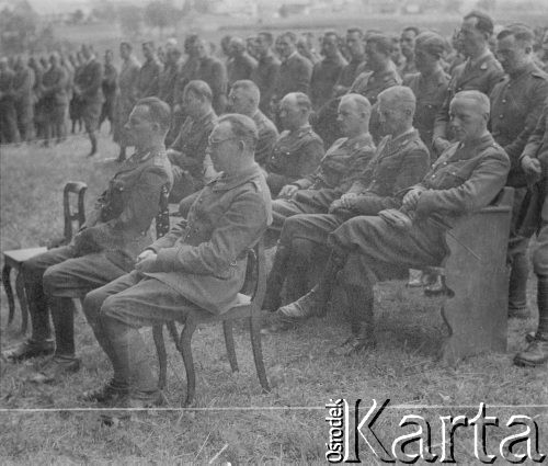Lato 1940, Weier im Emmental, Szwajcaria.
Msza polowa w obozie dla internowanych żołnierzy z 2. Dywizji Strzelców Pieszych. 
Fot. Jerzy Konrad Maciejewski, zbiory Ośrodka KARTA