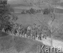 Lato 1940, Weier im Emmental, Szwajcaria.
Internowani w Szwajcarii żołnierze 2. Dywizji Strzelców Pieszych na spacerze po okolicy.
Fot. Jerzy Konrad Maciejewski, zbiory Ośrodka KARTA