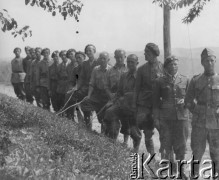 Lato 1940, Weier im Emmental, Szwajcaria.
Żołnierze 2. Dywizji Strzelców Pieszych podczas spaceru po okolicach obozu internowania. 1. z prawej stoi prawdopodobnie żołnierz francuski.
Fot. Jerzy Konrad Maciejewski, zbiory Ośrodka KARTA