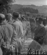 Lato 1940, Weier im Emmental, Szwajcaria.
Obóz internowanych żołnierzy z 2. Dywizji Strzelców Pieszych. Żołnierze modlą się podczas mszy polowej.
Fot. Jerzy Konrad Maciejewski, zbiory Ośrodka KARTA