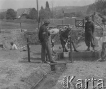 Lato 1940, Weier im Emmental, Szwajcaria.
Żołnierze 2. Dywizji Strzelców Pieszych, internowani w Szwajcarii, podczas pracy przy budowie basenu.
Fot. Jerzy Konrad Maciejewski, zbiory Ośrodka KARTA